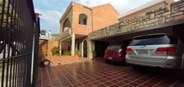 Urb Las Chirimenas Valencia Carabobo, 2001 | SPLENDID FAMILY HOUSE