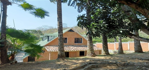 Colinas de Guataparo, Valencia Carabobo, 2001 | Spacious Chalet-Style Home - Chalet en Colinas de Guataparo