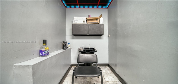 HIALEAH GARDENS Hialeah Florida, 33016 | Stunning Barbershop