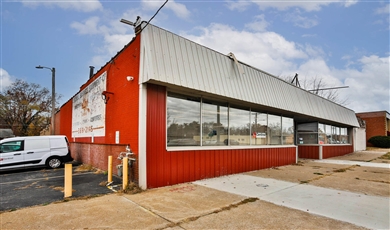 6604 W. Florissant Ave Jennings Missouri, 63136 | 13,225 SF Retail/Office Showroom | 4-Store Front Combined | 2700 SF Warehouse