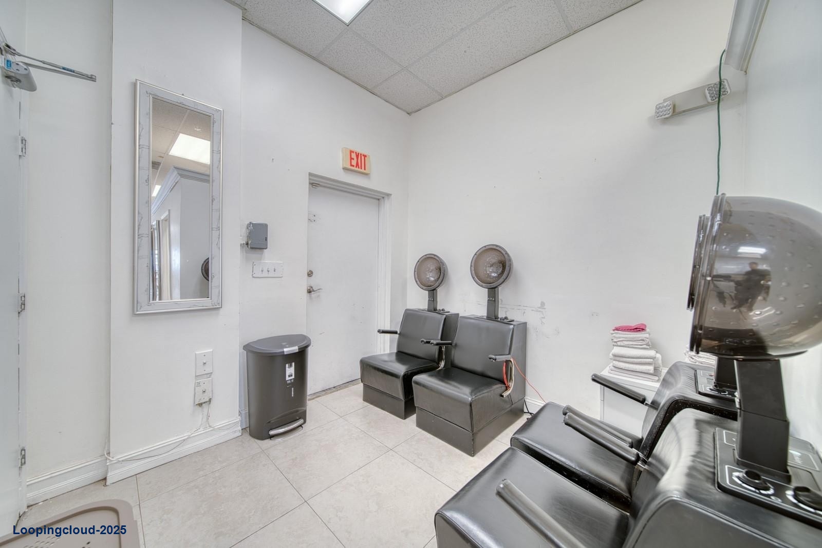 Contemporary, Fully Equipped Beauty Salon Available for Sale – Eureka & Florida Turnpike Area