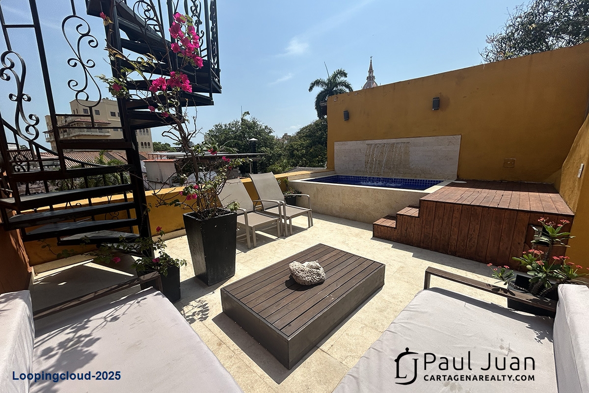 Turn-Key Two-Bedroom Apartment with Terrace and Jacuzzi in Historic Center, Ideal for Airbnb