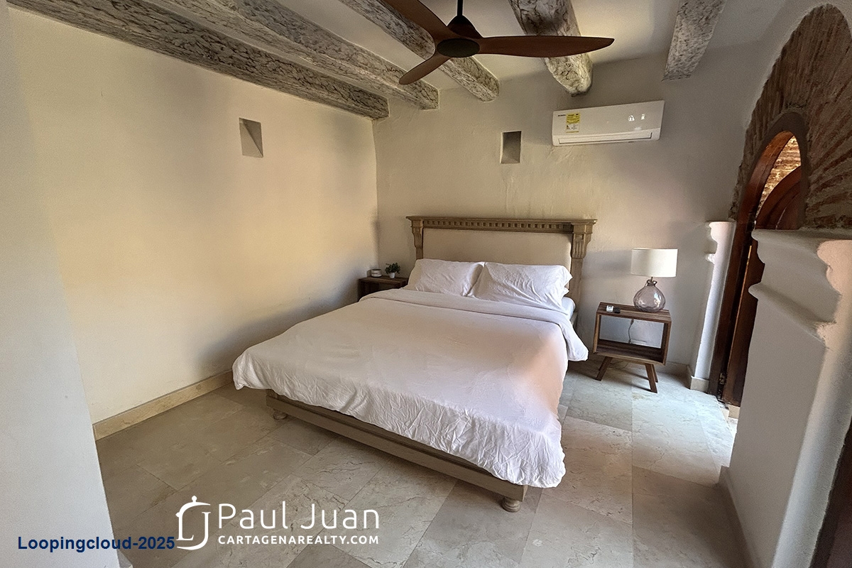 Turn-Key Two-Bedroom Apartment with Terrace and Jacuzzi in Historic Center, Ideal for Airbnb