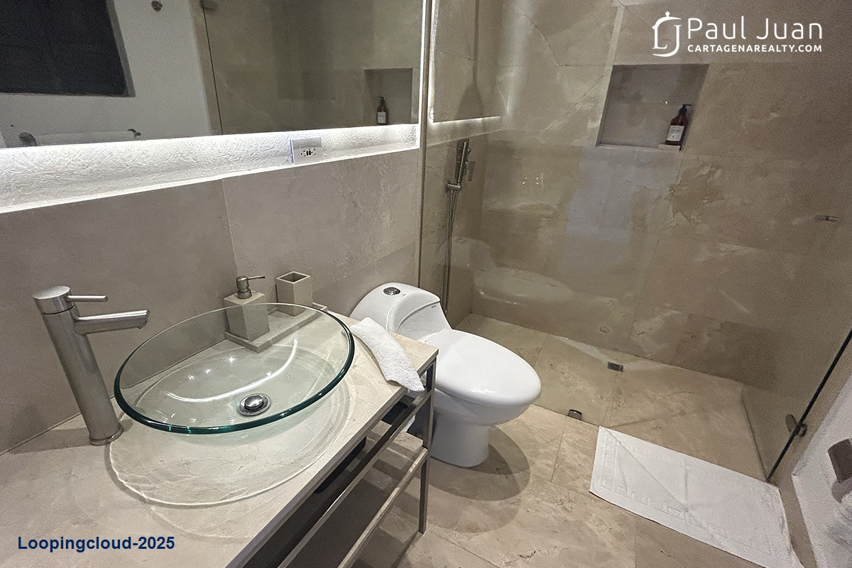 Turn-Key Two-Bedroom Apartment with Terrace and Jacuzzi in Historic Center, Ideal for Airbnb