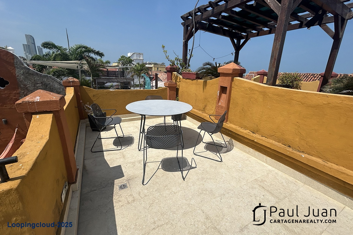 Turn-Key Two-Bedroom Apartment with Terrace and Jacuzzi in Historic Center, Ideal for Airbnb