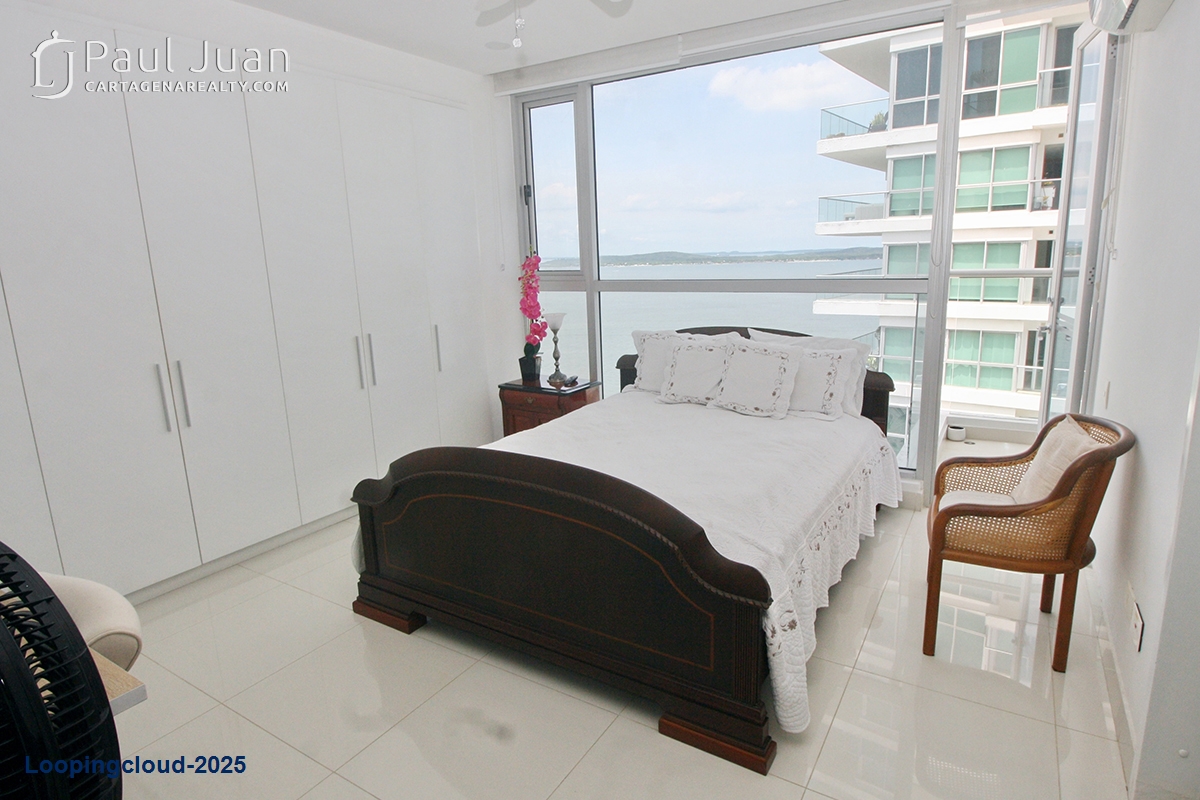 Bayfront Apartment with Panoramic Views in Castillogrande – 3 Beds, Impeccable Condition