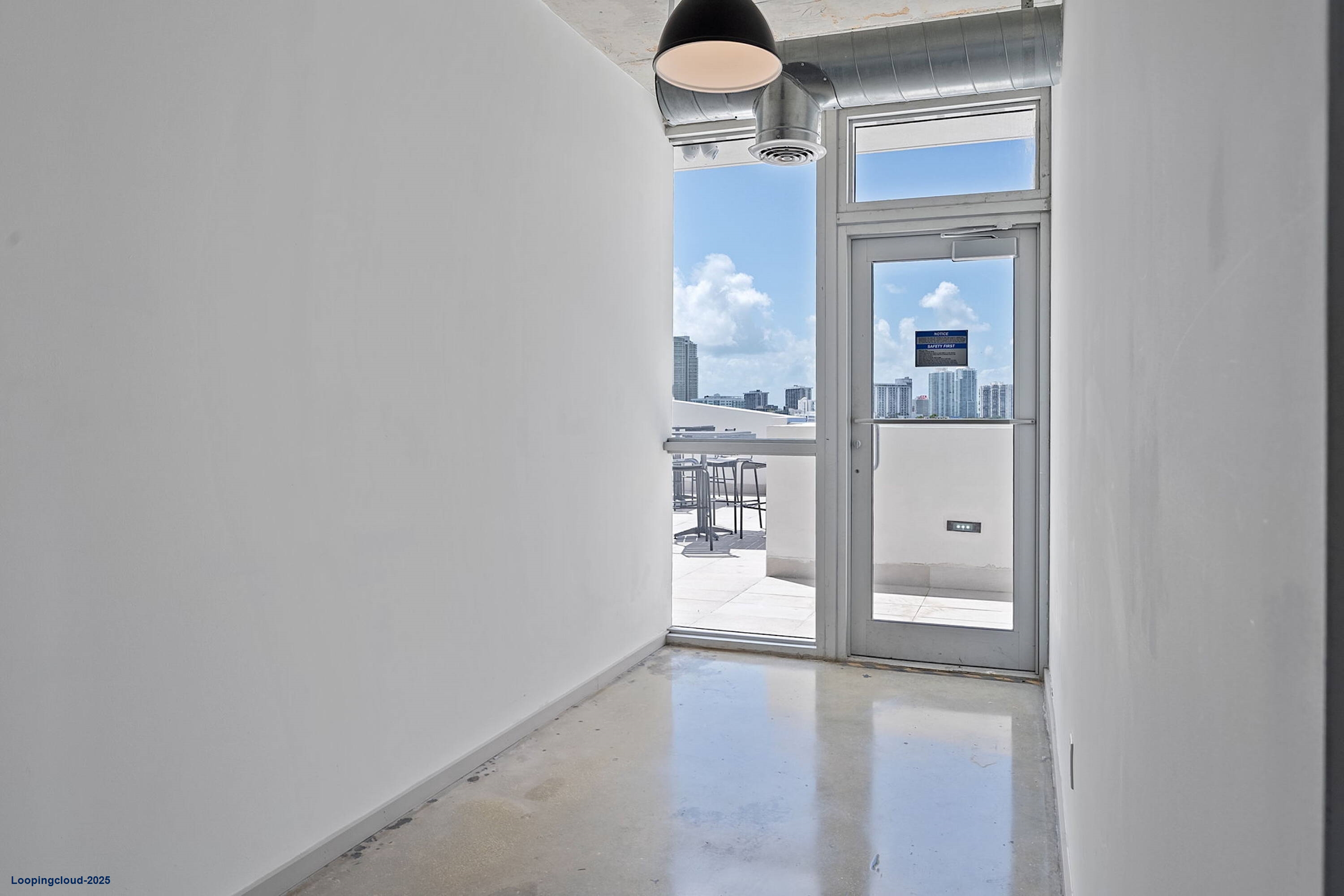 City-View Office on 9th Floor – 90.5sf for $706/mo Near Brickell!