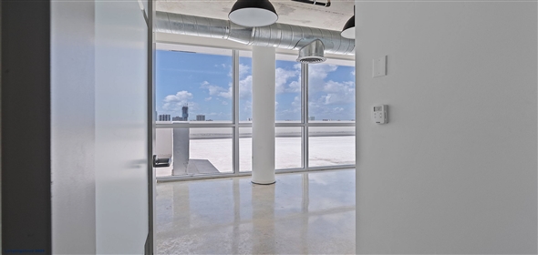 420 SW 7th St # 908 Miami Florida, 33130 | Modern 89.3sf Office Near Brickell