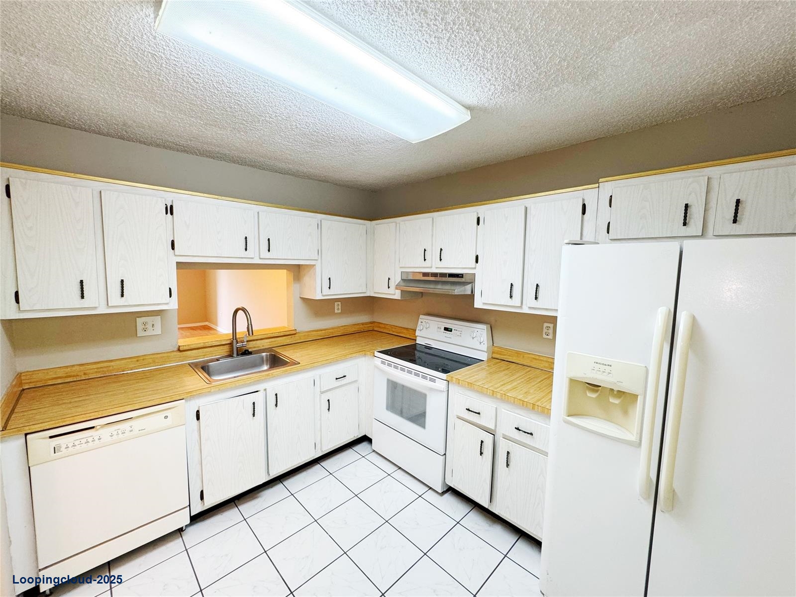 Charming 1BR/1.5BA Condo in Gated Community
