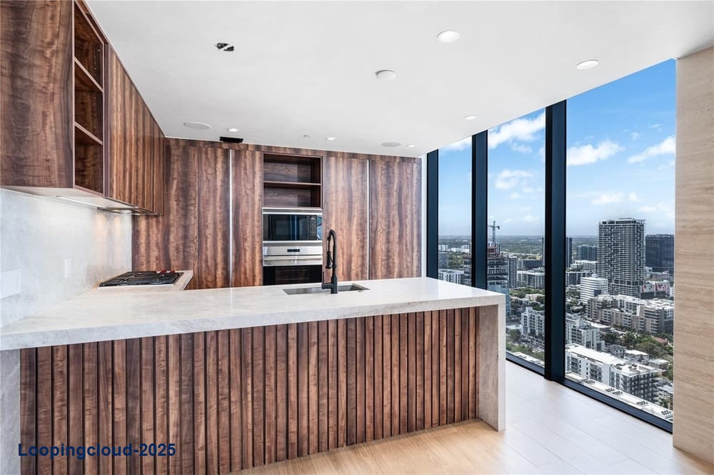 Exquisite Seaside Chic Sky Home: Breathtaking Panoramic Views and Luxurious Amenities