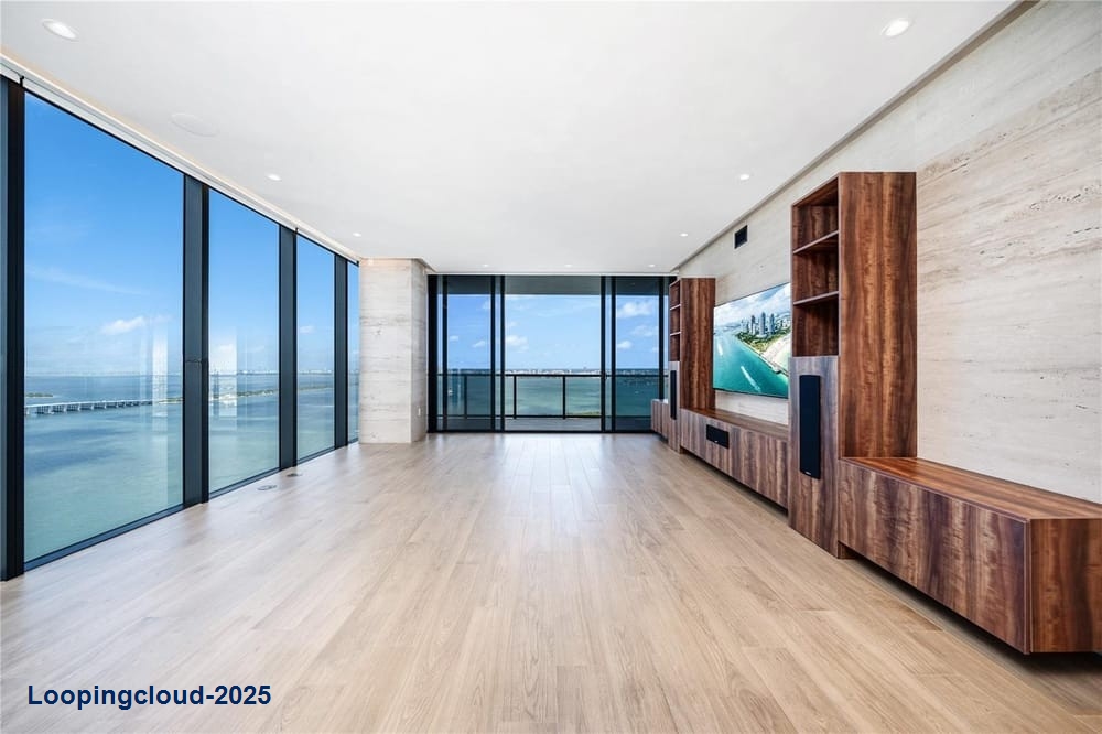 Exquisite Seaside Chic Sky Home: Breathtaking Panoramic Views and Luxurious Amenities