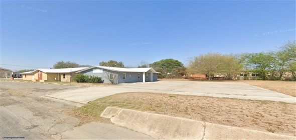 200 W College Ave Devine Texas, 78016 | Exclusive Property for Lease