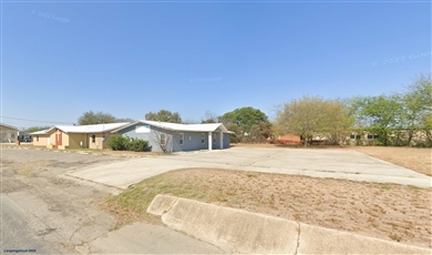 200 W College Ave, Devine Texas , 78016