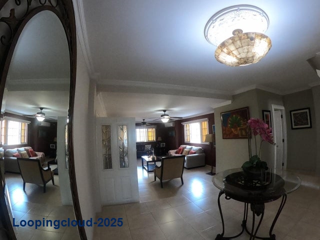 Exclusive in Av Centenario - Hermosa Casa en Avenida Centenario
