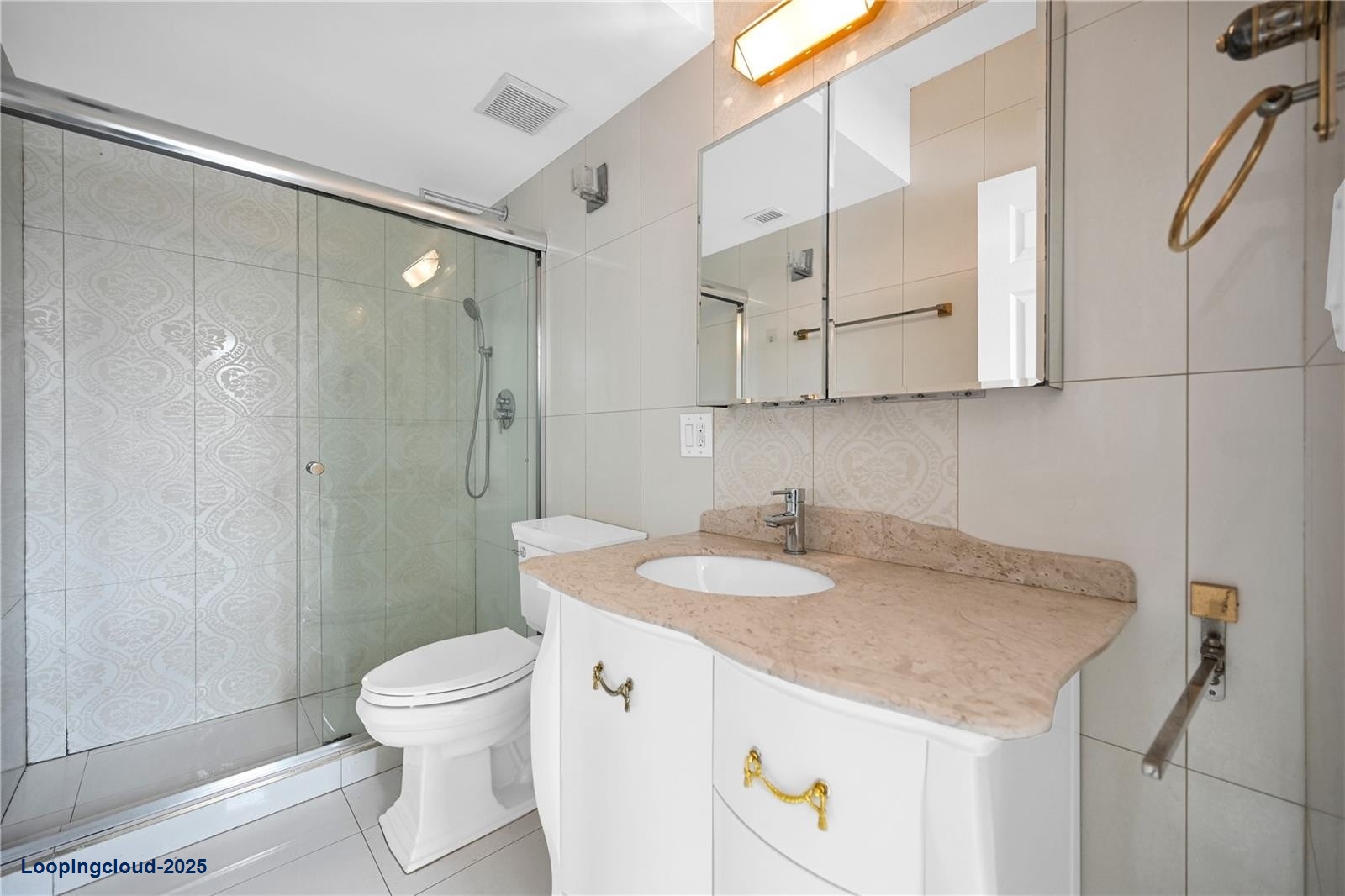 1559 Michigan Ave # 303