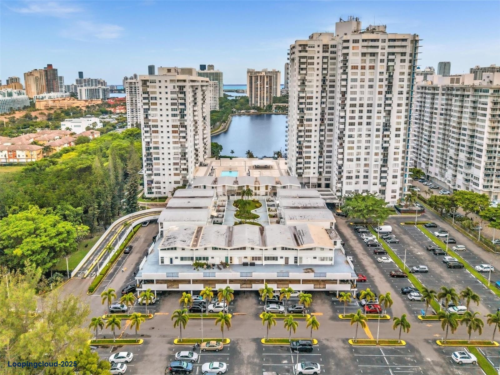 Stylish 1-Bedroom Retreat with Den/Home Office & Breathtaking Views