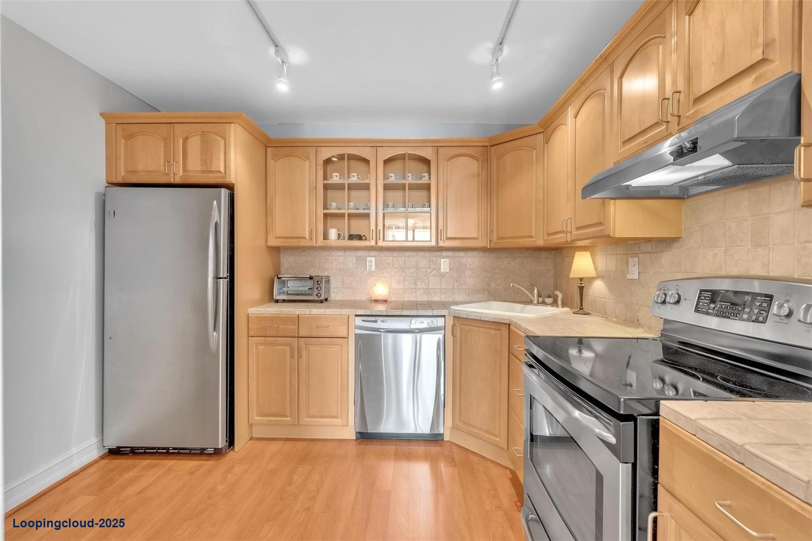 Stylish 1-Bedroom Retreat with Den/Home Office & Breathtaking Views