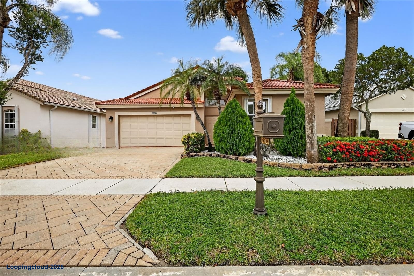 Lakeridge Greens Gem: Courtyard Home with Flexible 3rd Bedroom