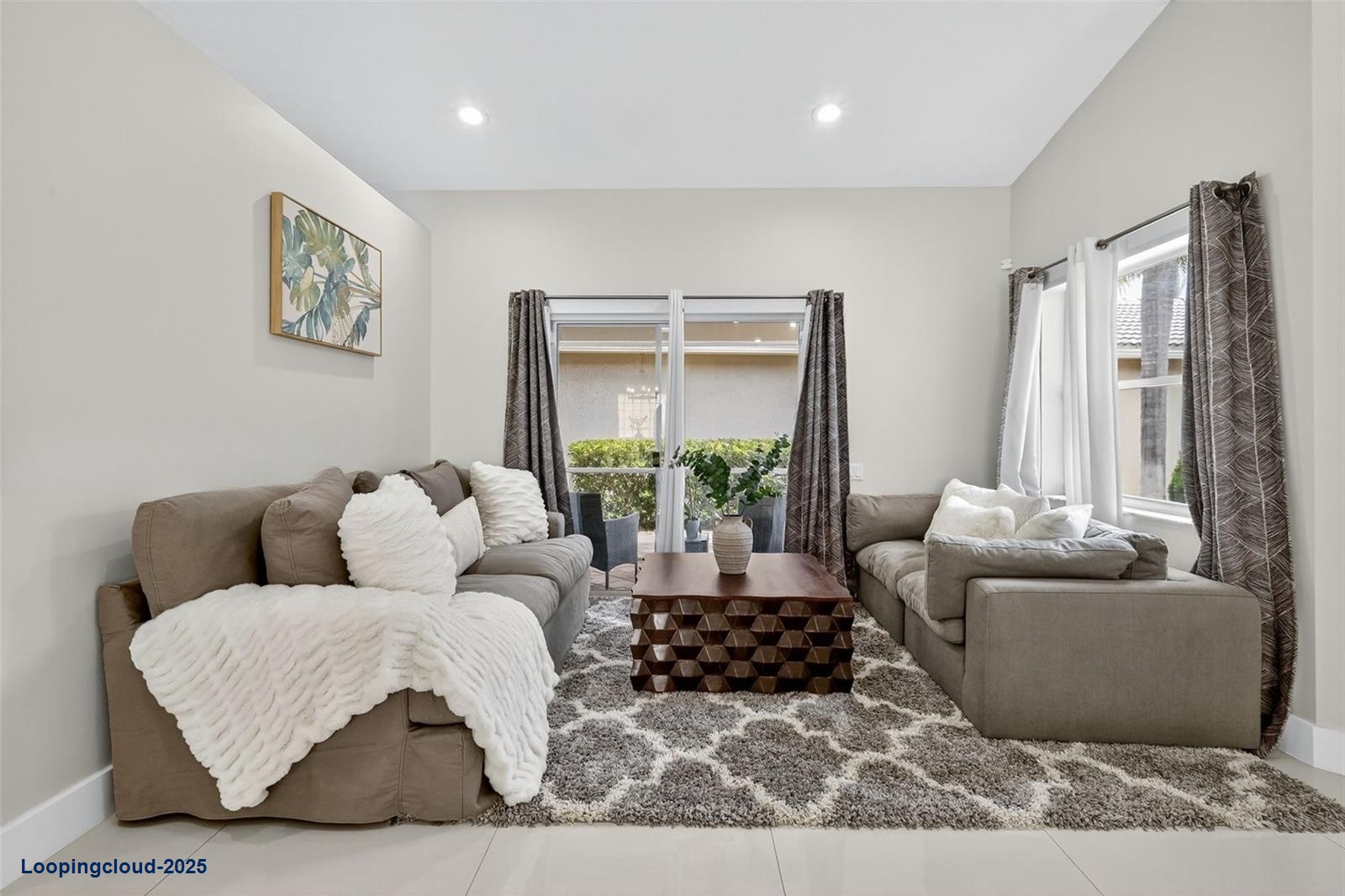 Lakeridge Greens Gem: Courtyard Home with Flexible 3rd Bedroom