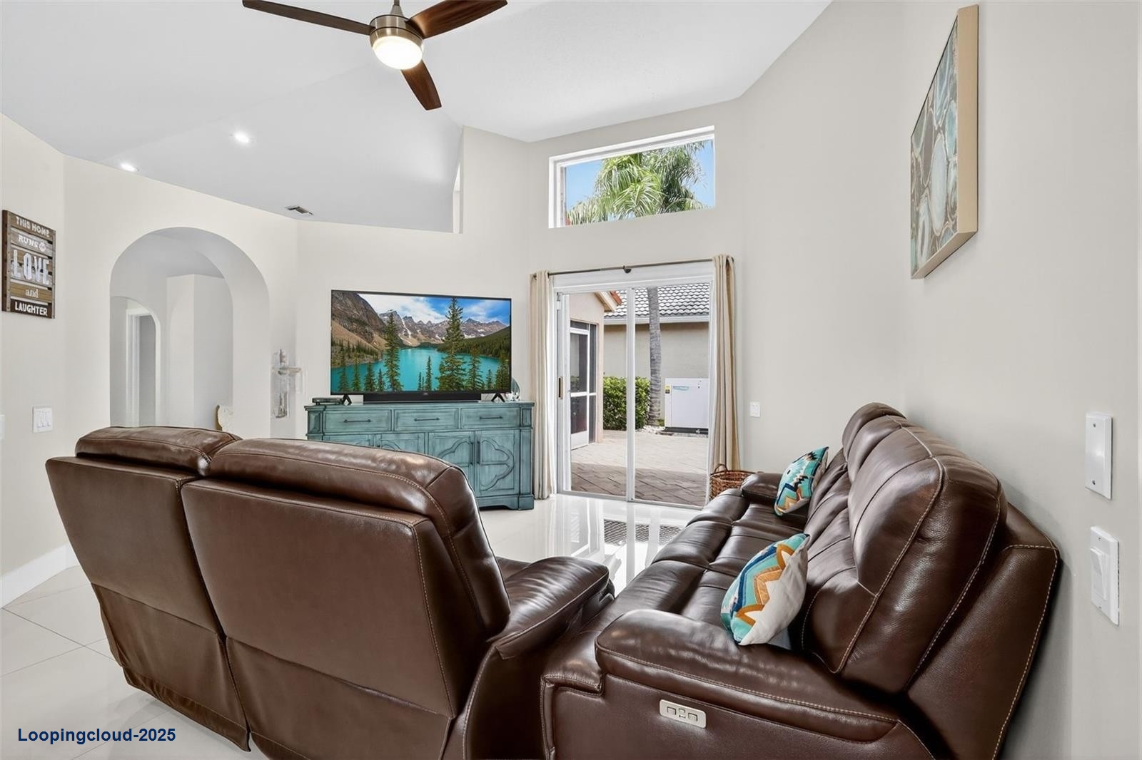 Lakeridge Greens Gem: Courtyard Home with Flexible 3rd Bedroom
