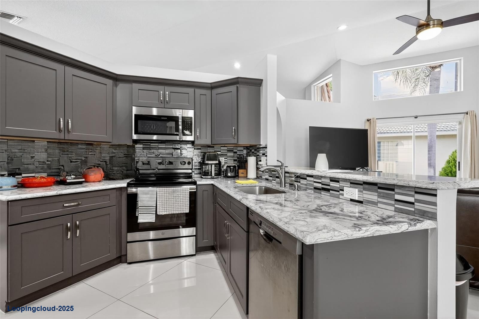 Lakeridge Greens Gem: Courtyard Home with Flexible 3rd Bedroom