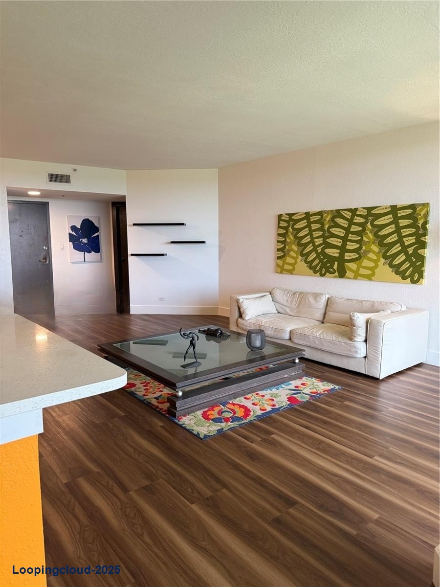 Spacious Penthouse Retreat with Roman Tub & Resort Amenities