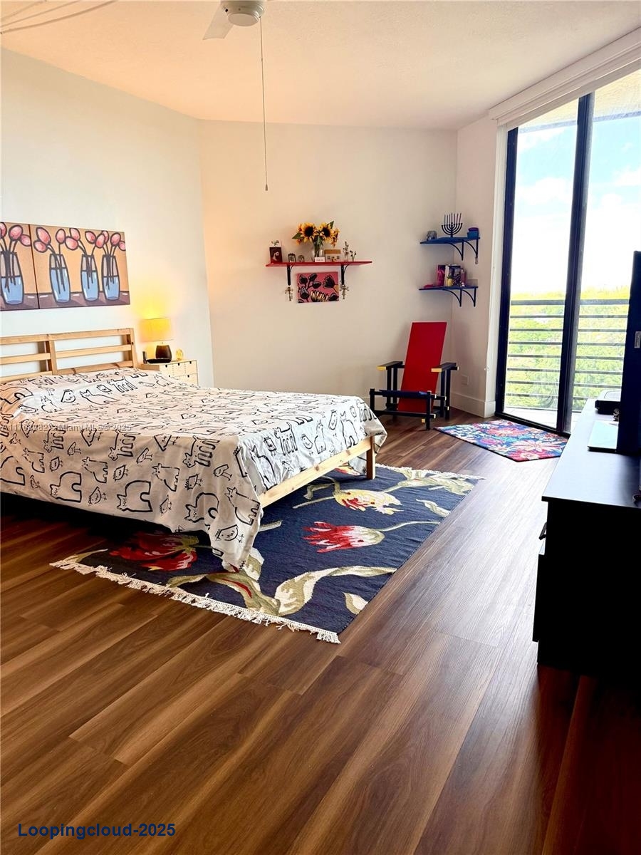 Spacious Penthouse Retreat with Roman Tub & Resort Amenities