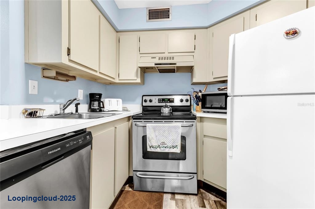 Condominium 2 Bedrooms 820SqFt at ORLANDO - MLS S5130055