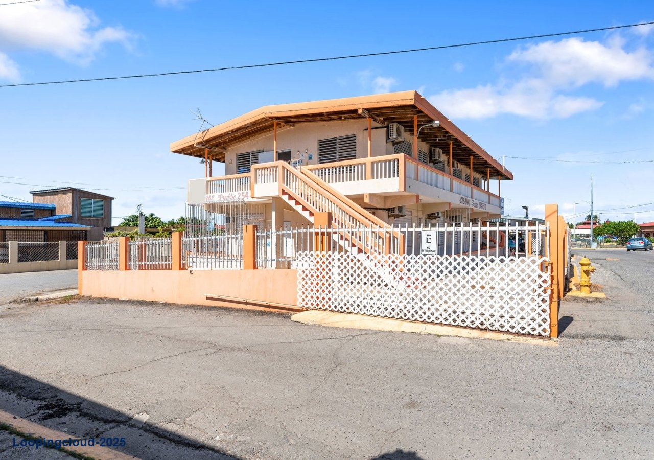58423,  A 10-Unit Steps to the beach Gem in Combate Beach