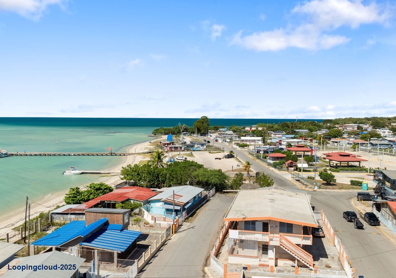 58423,  A 10-Unit Steps to the beach Gem in Combate Beach