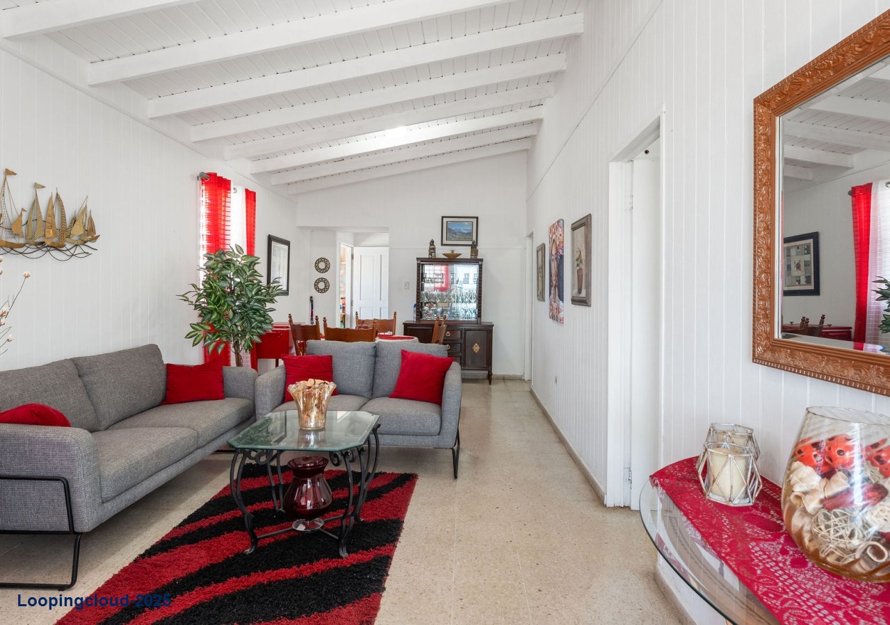 58423,  A 10-Unit Steps to the beach Gem in Combate Beach