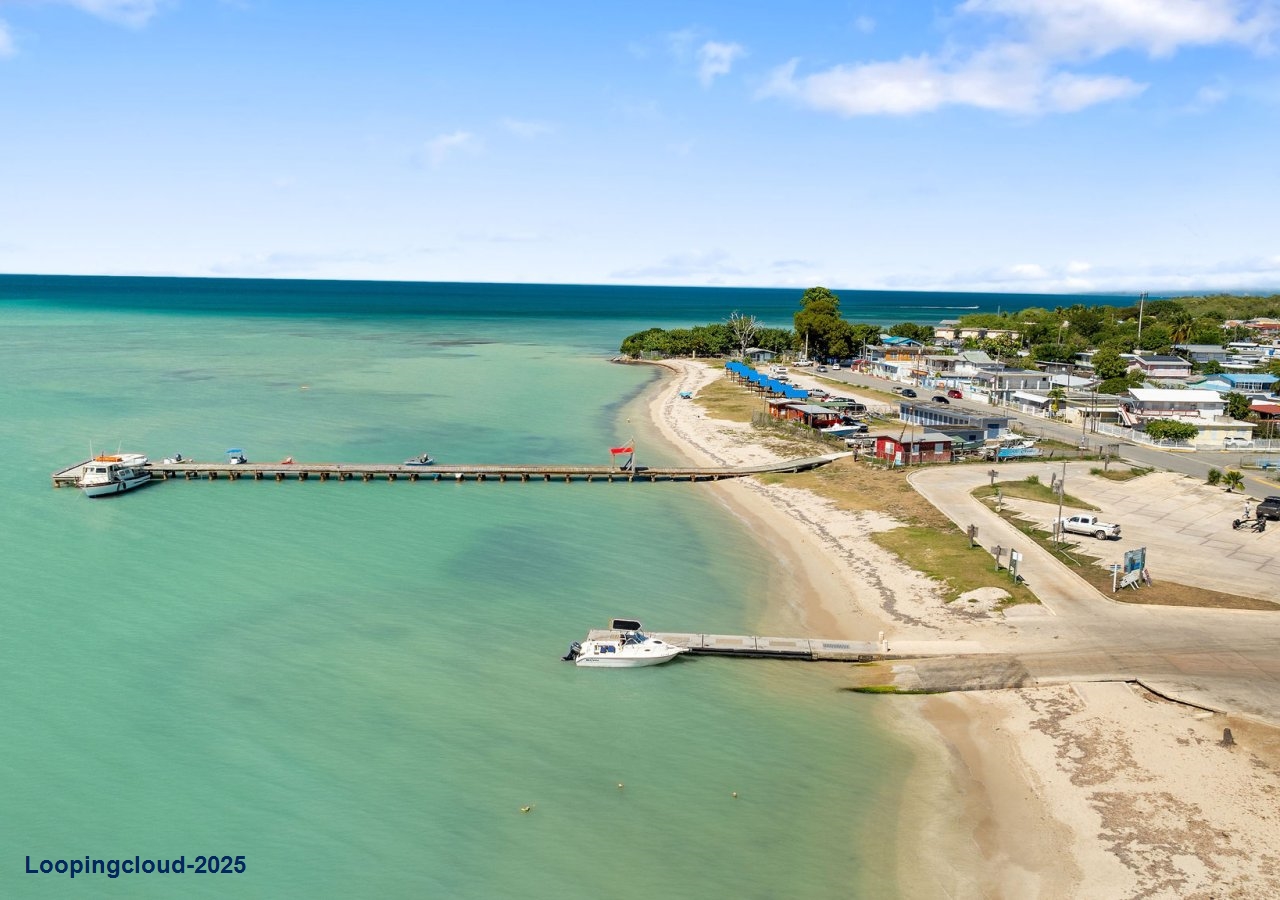 58423,  A 10-Unit Steps to the beach Gem in Combate Beach