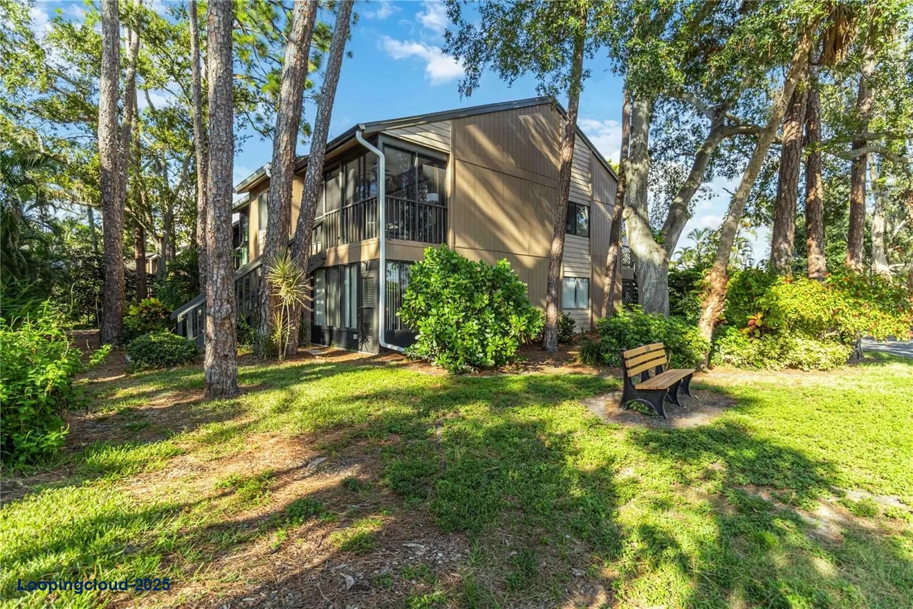 1720 GLENHOUSE DR #325 Sarasota