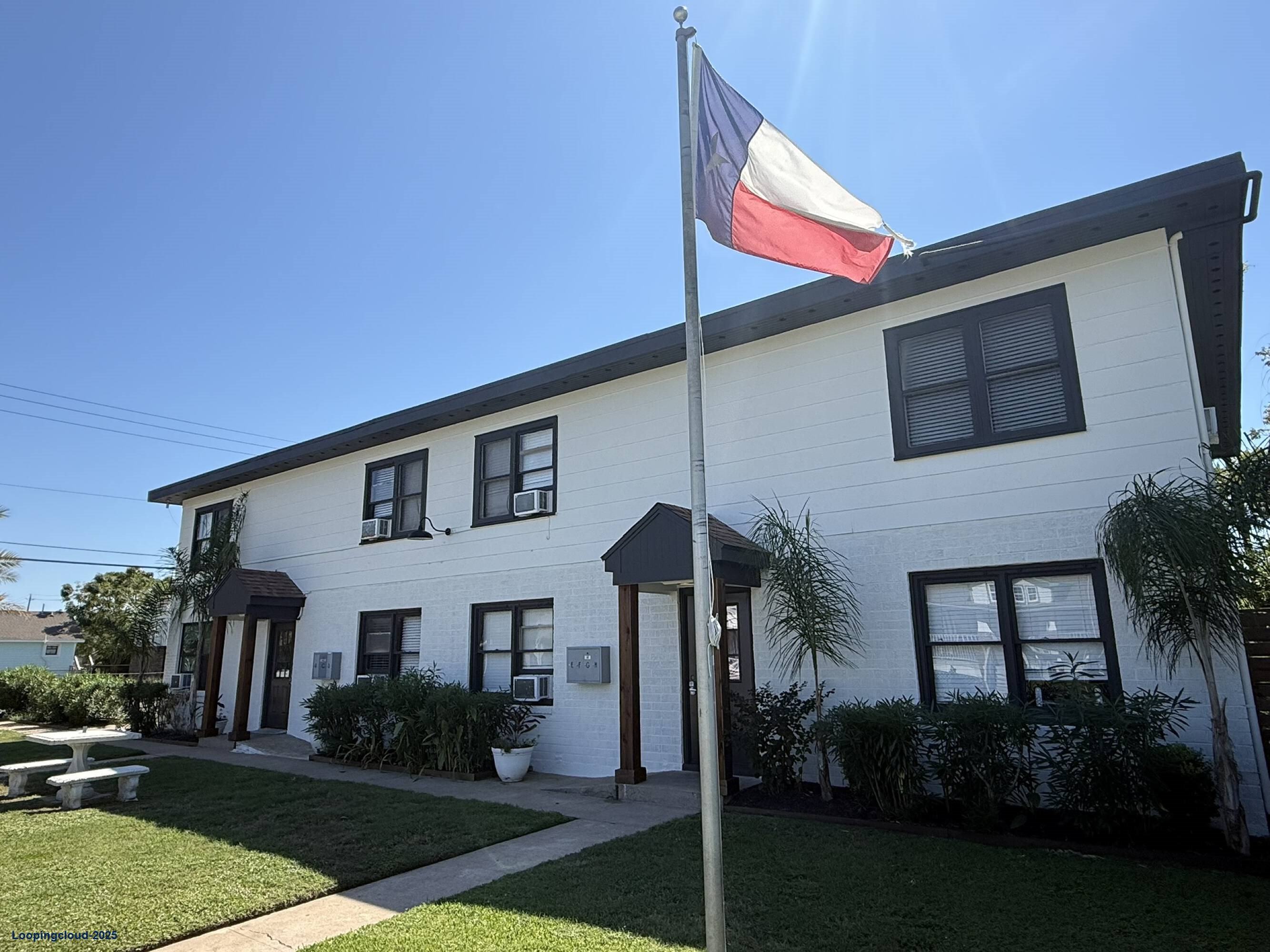 Fully Renovated 8-unit Multi-Family Property in Galveston, TX.