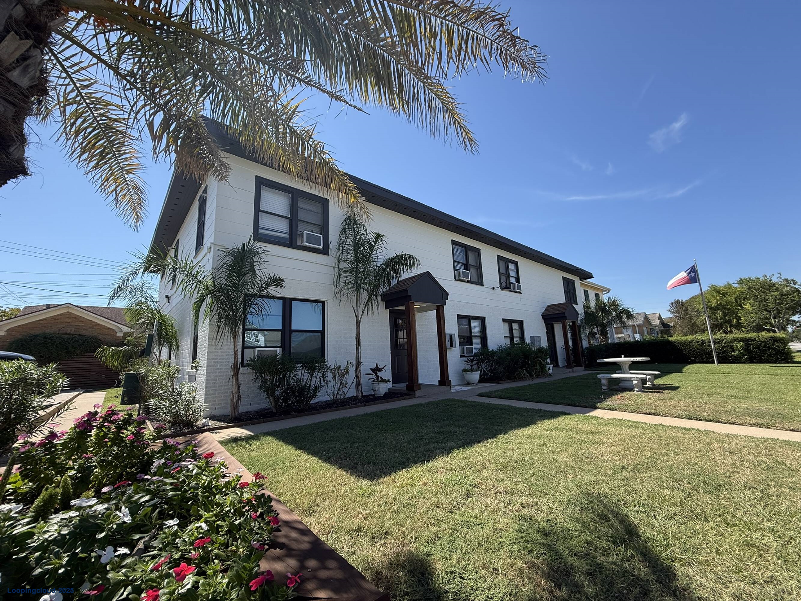 Fully Renovated 8-unit Multi-Family Property in Galveston, TX.