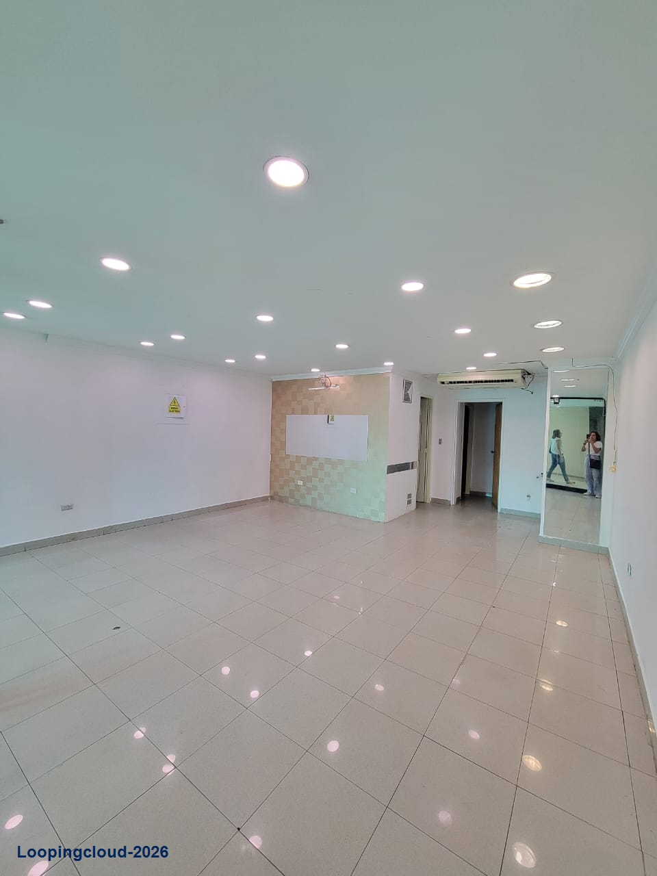 Exclusive Retail Space - Local Comercial en Venta