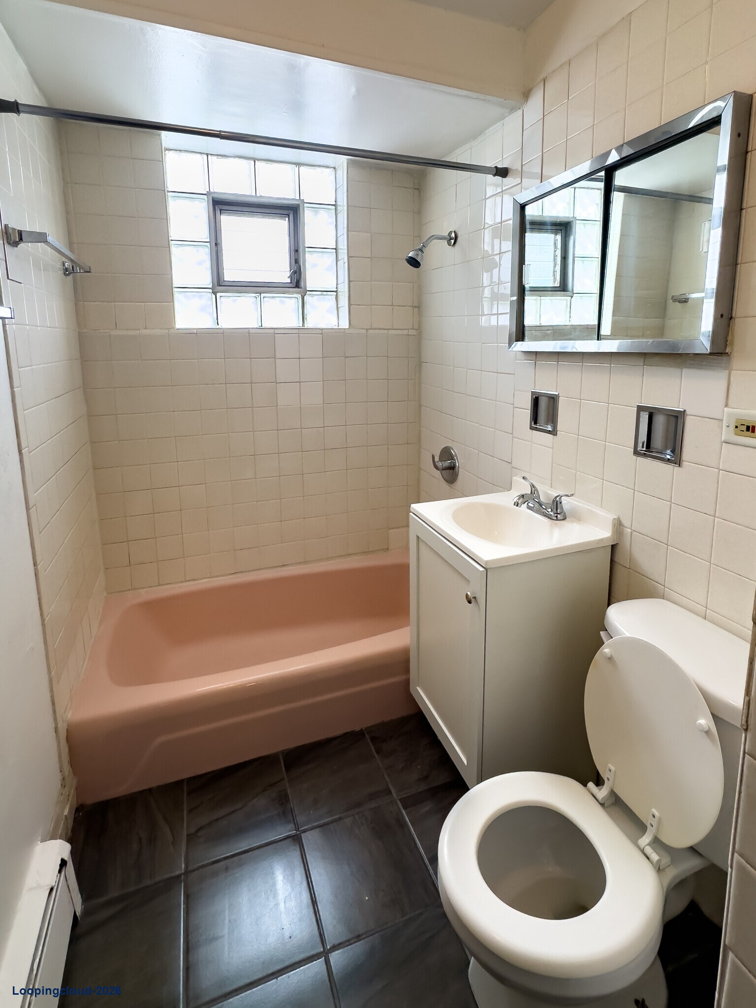 1025 W Vermont St 20 Unit Apartment Building$1,960,000 ($98,000/Unit)7.80% Cap RateCalumet Park, IL 60827