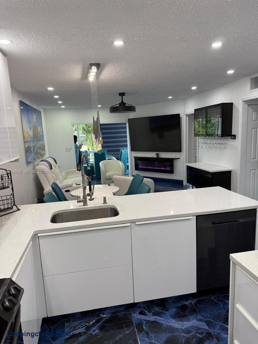 2 Bedroom Condo for Lease in Lauderdale Lakes, FL | 33313 ($2,000/Month)